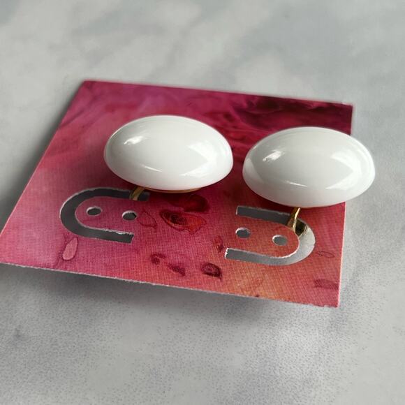 Vintage Trifari White Round Disc Clip-On Earrings - Picture 5 of 7